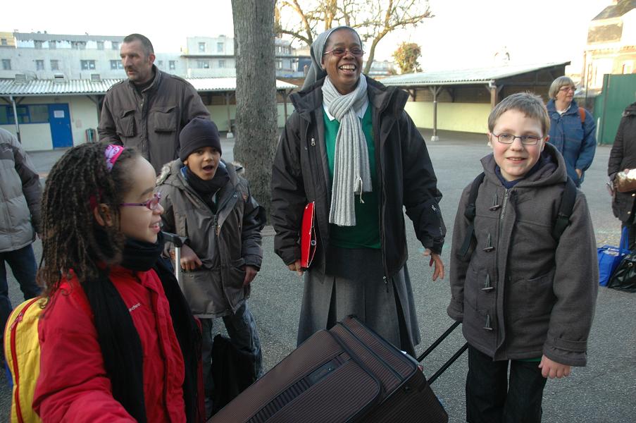 Des enfants heureux de partir